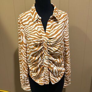 Sanctuary caramel/white tiger stripe ruched button down shirt. NWT. Size small